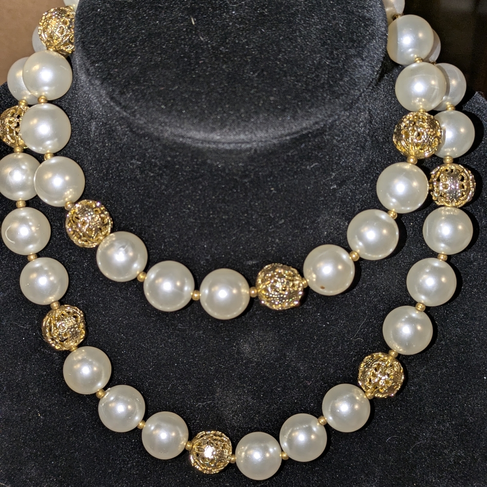Elegant Gold and Pearl Necklace